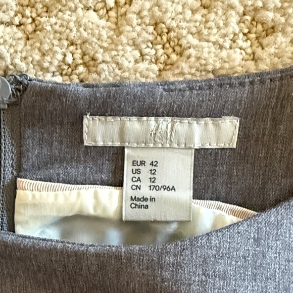 Elegant Gray Sleeveless Dress - Picture 2 of 6